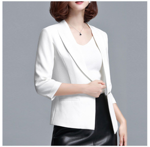 Diseño personalizado Lady Office Blazer delgado con cuello en V y media manga con un solo botón y bolsillo