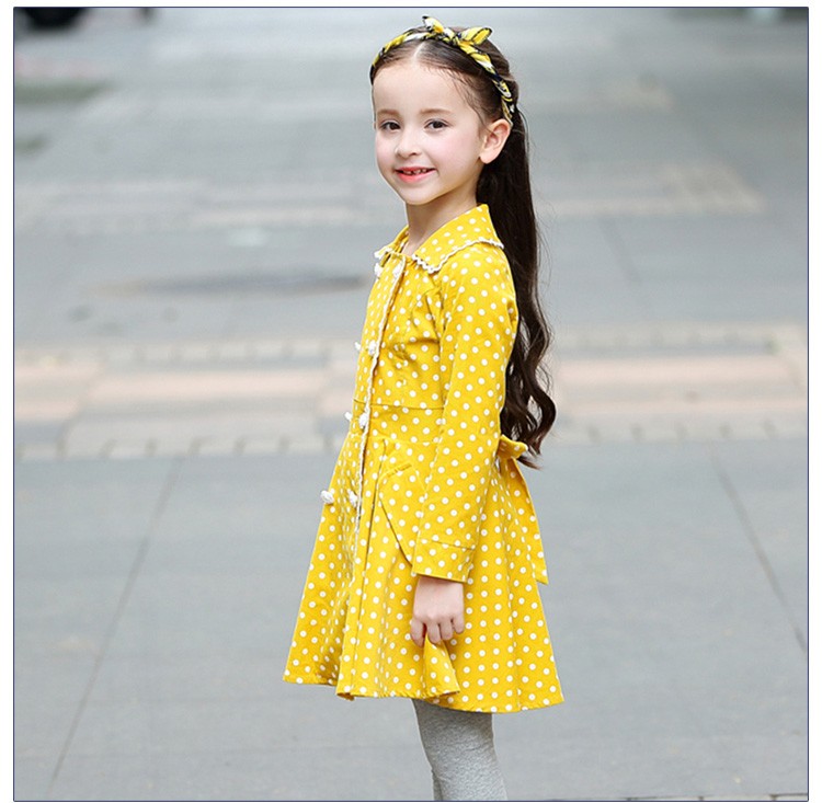 Vestido acampanado de lunares para niñas pequeñas con doble botonadura amarilla de diseño personalizado