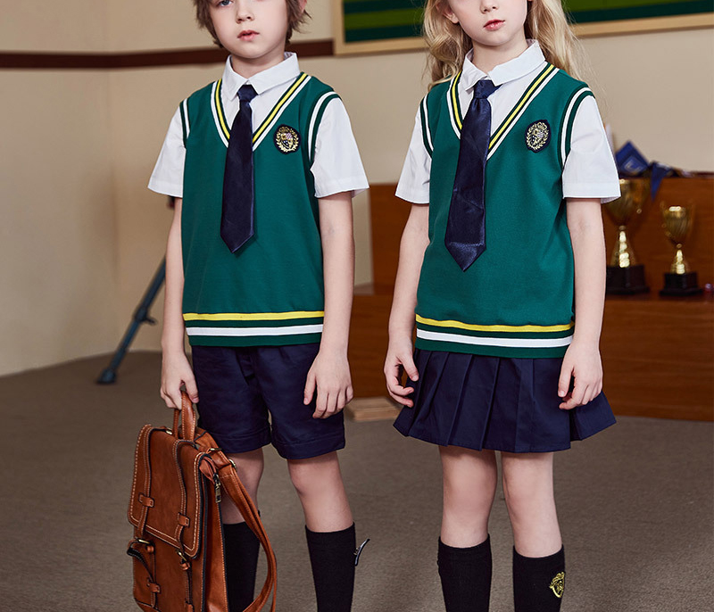 Camisa de manga corta verde para niños y niñas y pantalones cortos negros Diseños de uniformes escolares para la escuela primaria