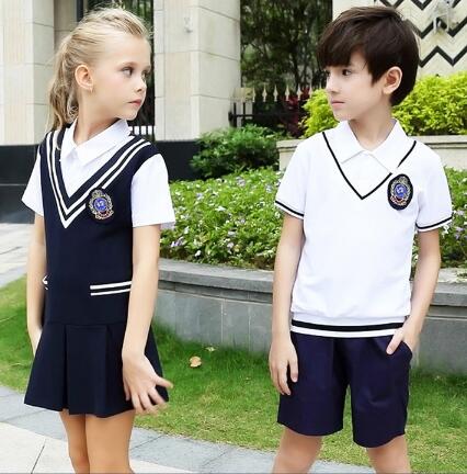 El uniforme escolar de la guardería del verano del servicio del OEM diseña los trajes de las camisas de manga corta de los niños